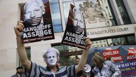 Julian Assange is a Political Prisoner Australian MPs Say as They Visit Him in London Jail