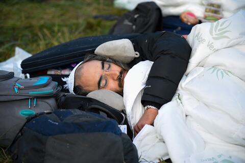 Die-Hard Jewish Pilgrims Refuse to Leave Ukraine's Border With Belarus Despite COVID Restrictions