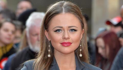 إميلي أتاك تعترف بدخولها في علاقة ثلاثية مع رجل وزوجته.. وتوقفت لهذا السبب