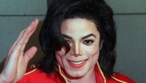 طقم أسنان وقطارة وريدية ملطخة بالدم.. شاهد أغرب ما عرض في المزاد العلني من ممتلكات مايكل جاكسون