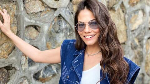 هاندا أرتشيل تتألق بفستان اسود في Elle Style Awards.. وأنقذت نفسها من موقف محرج