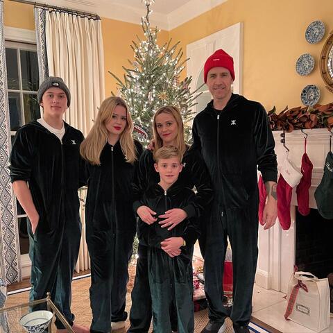 Reese Witherspoon Celebrates 10th Wedding Anniversary