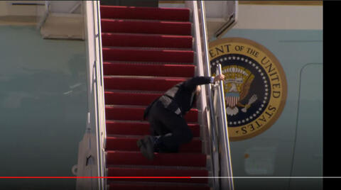 شاهد الرئيس بايدن يتعثر على سلم الطائرة