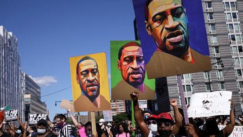 احتجاجات عنيفة بعد قتل الشرطة رجلا أسود في مينيابوليس