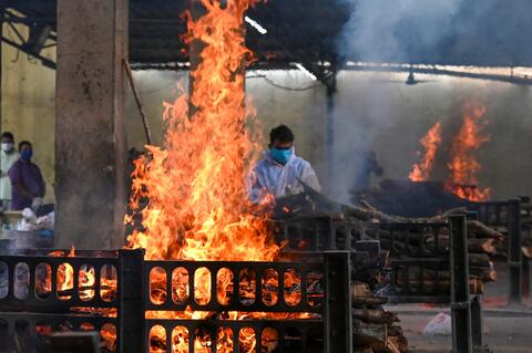 الهند.. طوابير طويلة لحرق جثث ضحايا كورونا