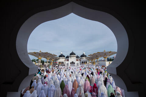 Indonesia Allows Mosques to Open For Ramadan Prayers