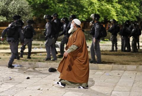 Israeli Police Injures 10 Palestinians With Plastic Bullets, Sound Bombs 