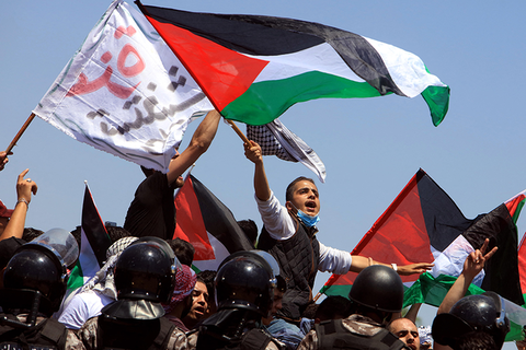Thousands of Jordanians Protest in Support of Palestine at Border Crossing 