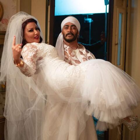أحمد سعد يُحرج سمية الخشاب ويكشف تفاصيل لقائهما!