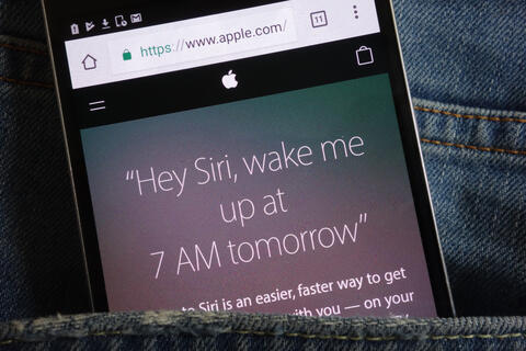4 أشياء لا تسألها لمساعد أبل الذكي “سيري Siri”