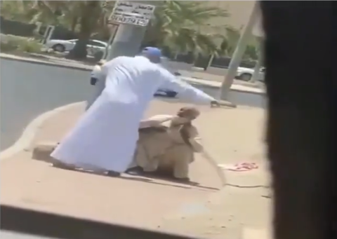 رجل يعتدي بالضرب على وافد مُسن في الكويت.. وسيدة شجاعة تنتصر له