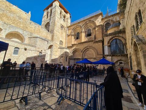 الأمن الاسرائيلي يعتدي على مصلين مسيحيين قرب كنيسة القيامة في القدس المحتلة (فيديو)