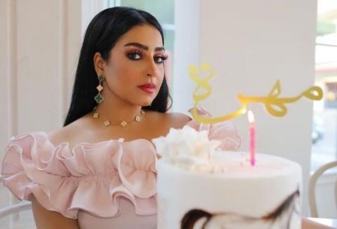 راقصة شرقية وسيارة فاخرة.. هكذا احتفلت المهرة البحرينية بعيد ميلادها الـ30
