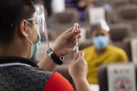 Israel Wants to Trade 'About to Expire' Vaccines to Palestine