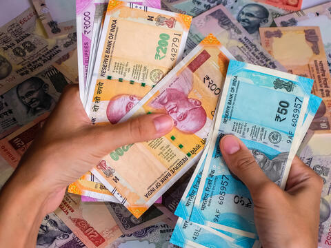 الهند تتوقع ارتفاع نسبة العجز في البلاد بما يتراوح بين 107 و108