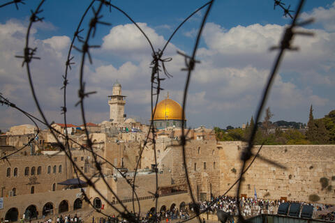 Jewish Settlers Under Israeli Police Storm Al-Aqsa Mosque