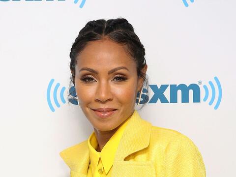 جادا سميث تصدم المتابعين بمظهرها قبل عيد ميلادها الخمسين.. وتعلّق