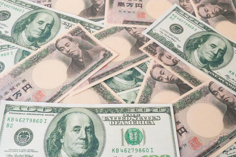 الدولار يتجه قرب أعلى مستوياته منذ أبريل
