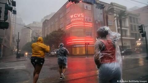 اعصار ايد يضرب لويزيانا وبايدن يتحدث عن كارثة