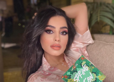 المهرة البحرينية تستعرض جسدها بفساتين جريئة.. ومتابعة: 
