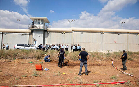 توتر داخل السجون.. وهجمة شرسة على أسرى 