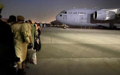 شواذ أفغان فروا من طالبان يصلون إلى بريطانيا