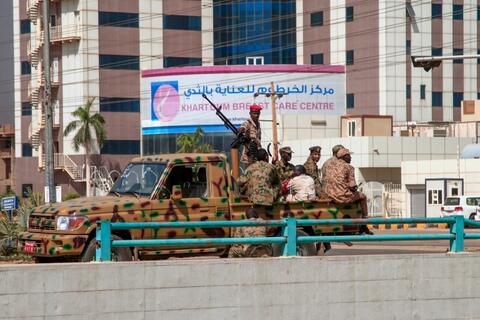 السودان.. سفارات 10 دول غربية تطالب بتمكينها من لقاء حمدوك
