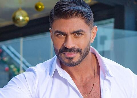 خالد سليم يتألق ببدلة مرصعة بالألماس في افتتاح مهرجان الجونة