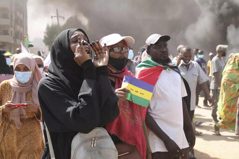 البرهان يحل مجلسي السيادة والوزراء ويعد السودانيين بالحرية والرفاهية