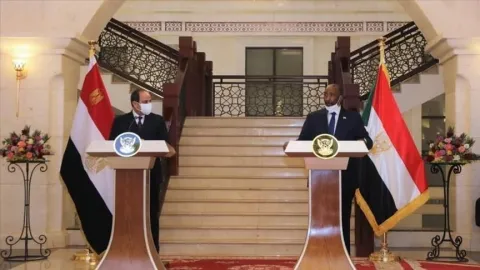 البرهان التقى السيسي سرا عشية الانقلاب