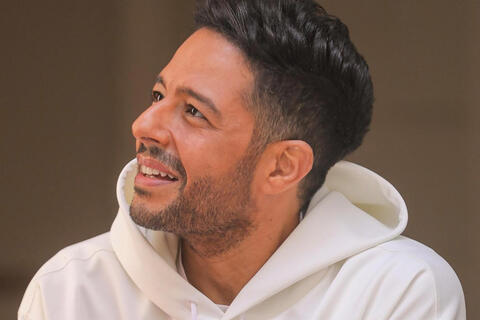 محمد حماقي يتلقى ضربة من معجب على المسرح.. فيديو
