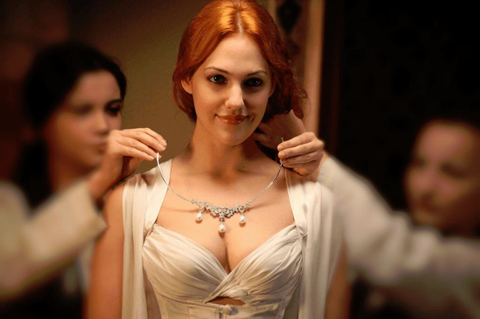 مريم أوزرلي تحتفل بالكريسماس برفقة بناتها.. والمتابعون مصدومون من الشبه بينهم