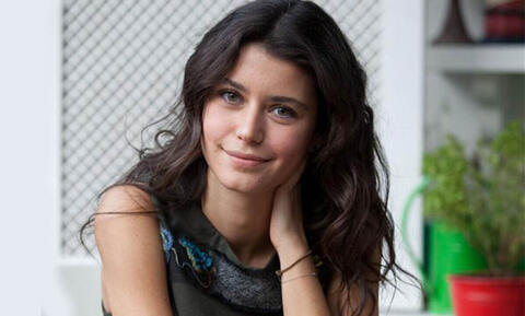 بيرين سات بصدر عارٍ في أحدث إطلالة لها مع زوجها.. والمتابعون ينتقدونها