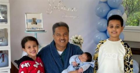 محمد عبده يخطف الأنظار بصورة مع أبنائه من زوجته الفرنسية