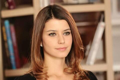 بيرين سات بصدر عارٍ في أحدث إطلالة لها مع زوجها.. والمتابعون ينتقدونها