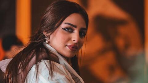 رهف القحطاني تضحك على والدها بعد تناوله شطيرة برغر