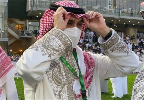وزير الرياضة السعودي يخطف الأنظار برقصة السامري في كأس السعودية 