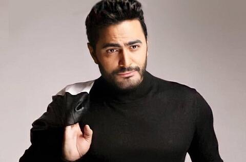 تامر حسني يشارك متابعيه بإطلالة تخطف الأنظار من فيلم (بحبك)