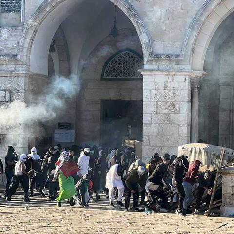 50 ألف فلسطيني يأدون صلاة الجمعة الثانية من رمضان في الأقصى رغم الاعتداءات الاسرائيلية