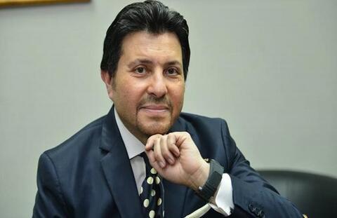 بعد مشادة كلامية و اتهامات:هاني شاكر يستقيل من منصبه 