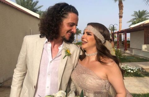 دنيا عبد العزيز و زوجها في جلسة تصوير جديدة تحت ضوء القمر