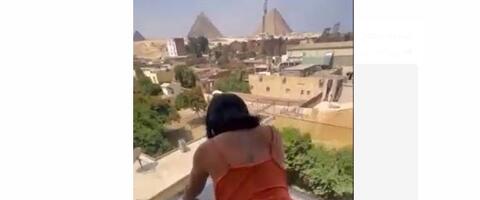 ابطال فيلم وادي رم يصورون فيلما اباحيا في الاهرامات
