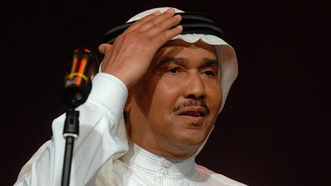 كيف تصرف محمد عبده بعد وقوع مصور حفلته على المسرح؟ .. فيديو