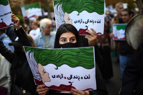 المعلمون يدعون للاضراب وزخم المظاهرات يتوسع في ايران