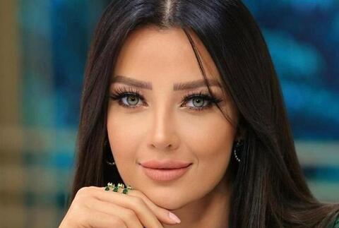 الإعلامية ياسمين عز تثير ضجة بعد ظهورها بفستان مكشوف الصدر في حفل 