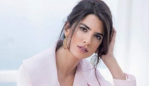 كارمن بصيبص تبهر متابعيها بإطلالة رقيقة طبيعية على شاطىء البحر