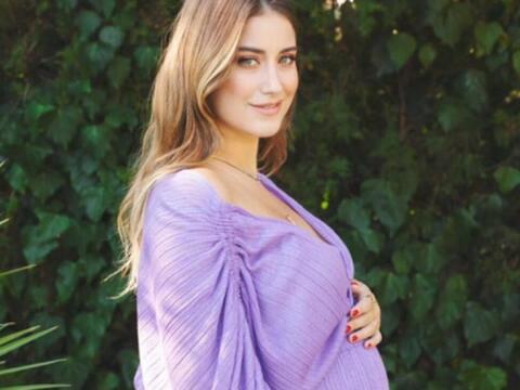 هازال كايا مترددة باختيار اسم طفلتها.. وتستشير جمهورها