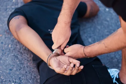الاحتجاجات تعم ايران وماكرون يدين عنف السلطات