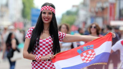 ملكة جمال كرواتيا بإطلالة فاضحة في مونديال قطر