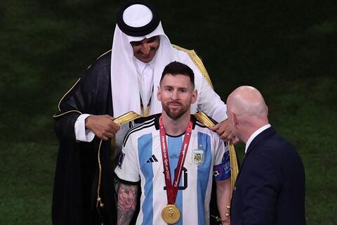 برلماني عُماني يعرض مليون دولار لشراء بشت ميسي .. هل يحصل عليه؟
